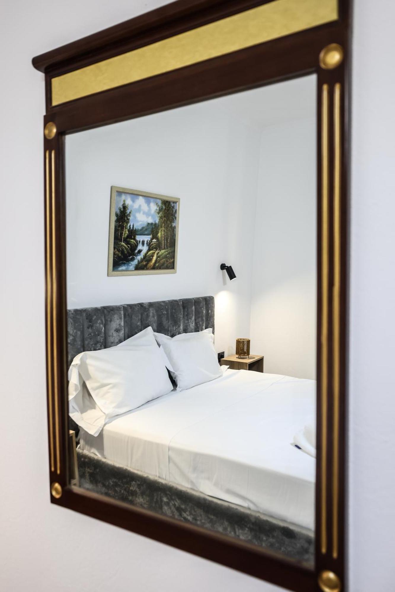 Vila Alizee Hotel ティラナ エクステリア 写真